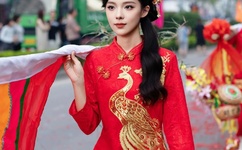 张新成晒深蹲图回应屁垫争议